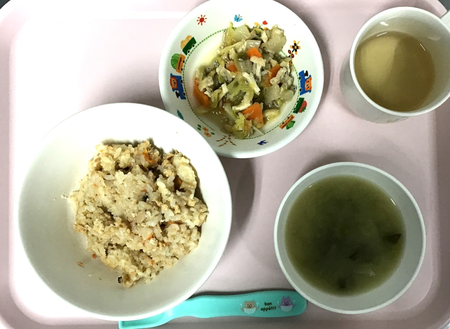 ツナととりのたきこみごはん、はくさいとあげのにもの 、こまつなのみそしる