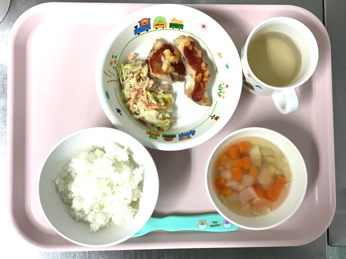 ごはん、あかうおのピザやき、コールスローサラダ、ポトフスープ