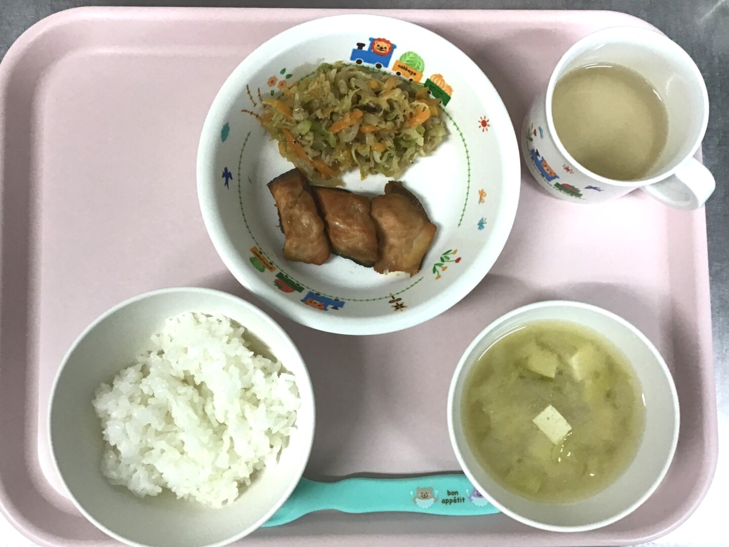 ごはん、さけのしょうがやき、しょうゆドレッシングサラダ、キャベツとだいこんのみそしる