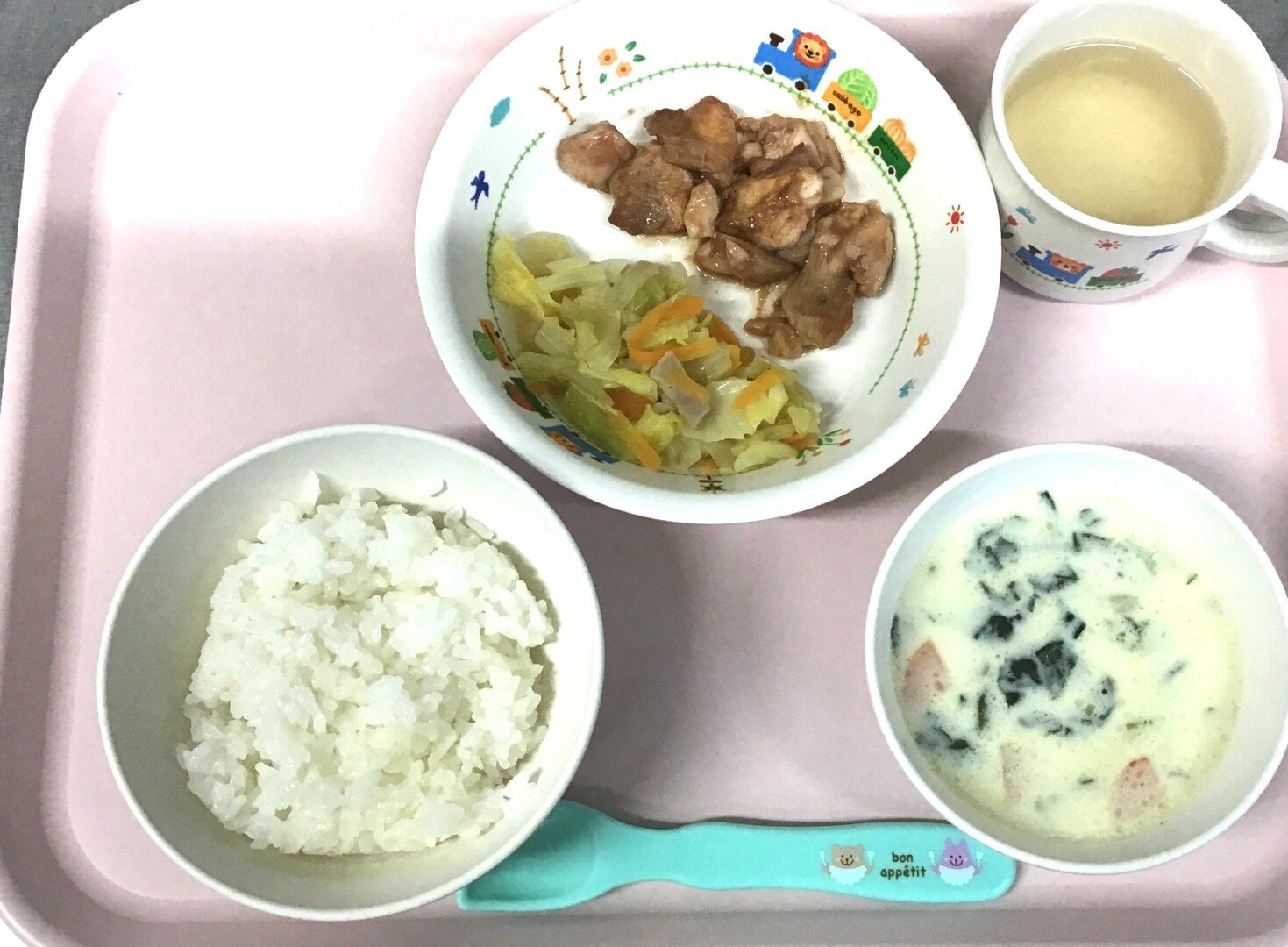 ごはん、とりのバーベキューソースやき、やさいソテー、ミルクスープ