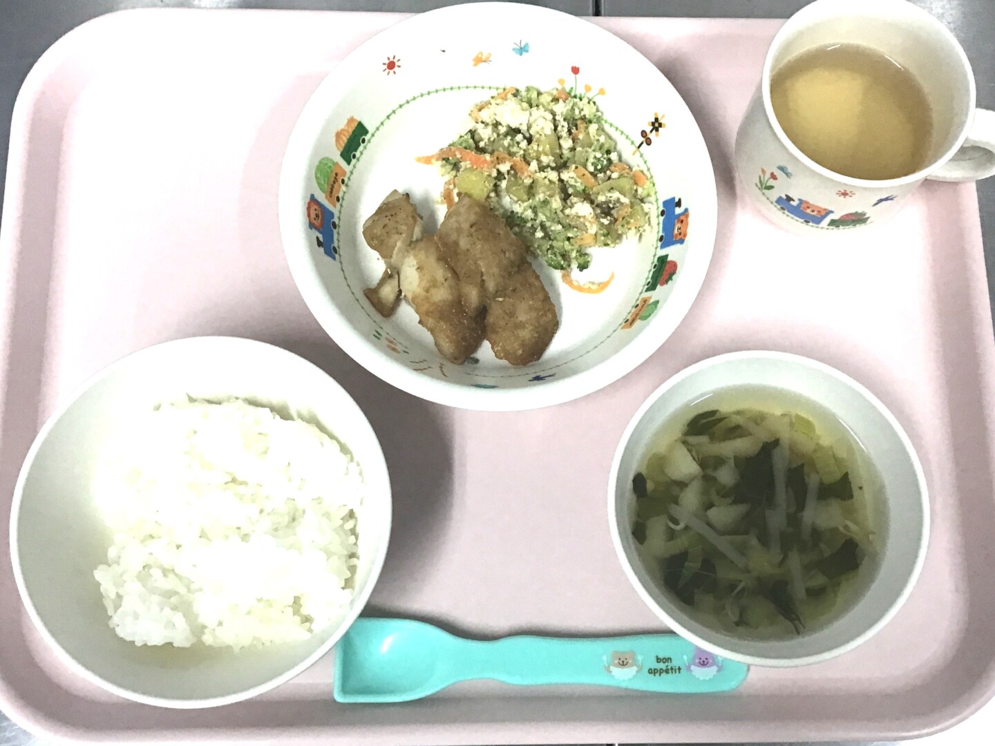 ごはん、さばのごまみそだれ、とうふミックスあえ、おふのすましじる