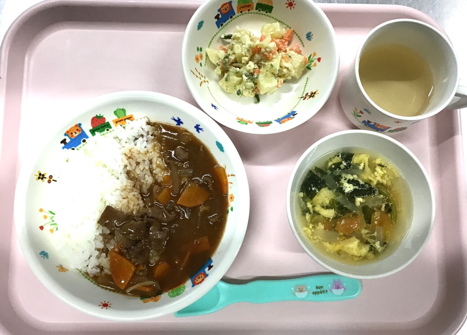 ハヤシライス、かみかみサラダ、トマたまスープ