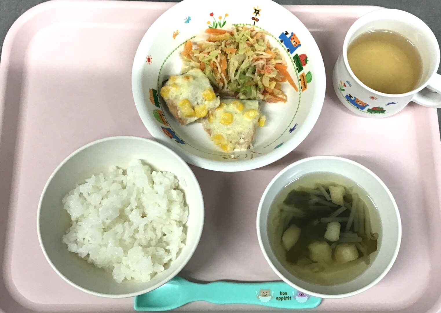 ごはん、さけのマヨチーズコーンやき、ごまあえ、おふのすましじる