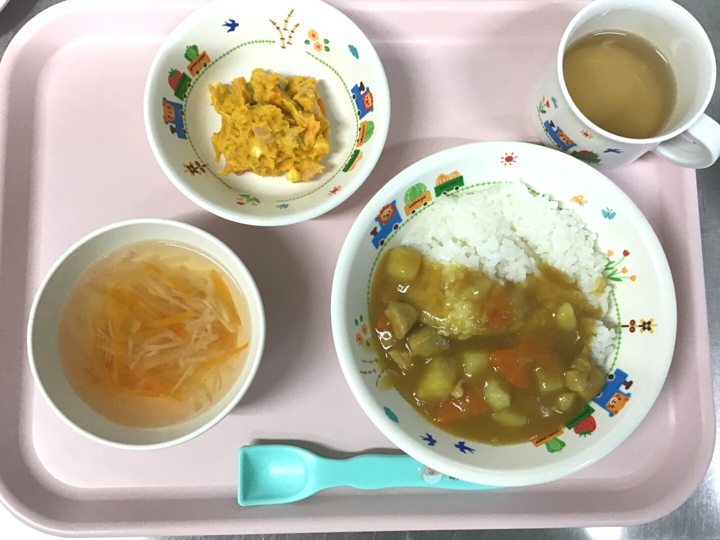 チキンカレー、かぼちゃサラダ、せんぎりやさいのコンソメスープ