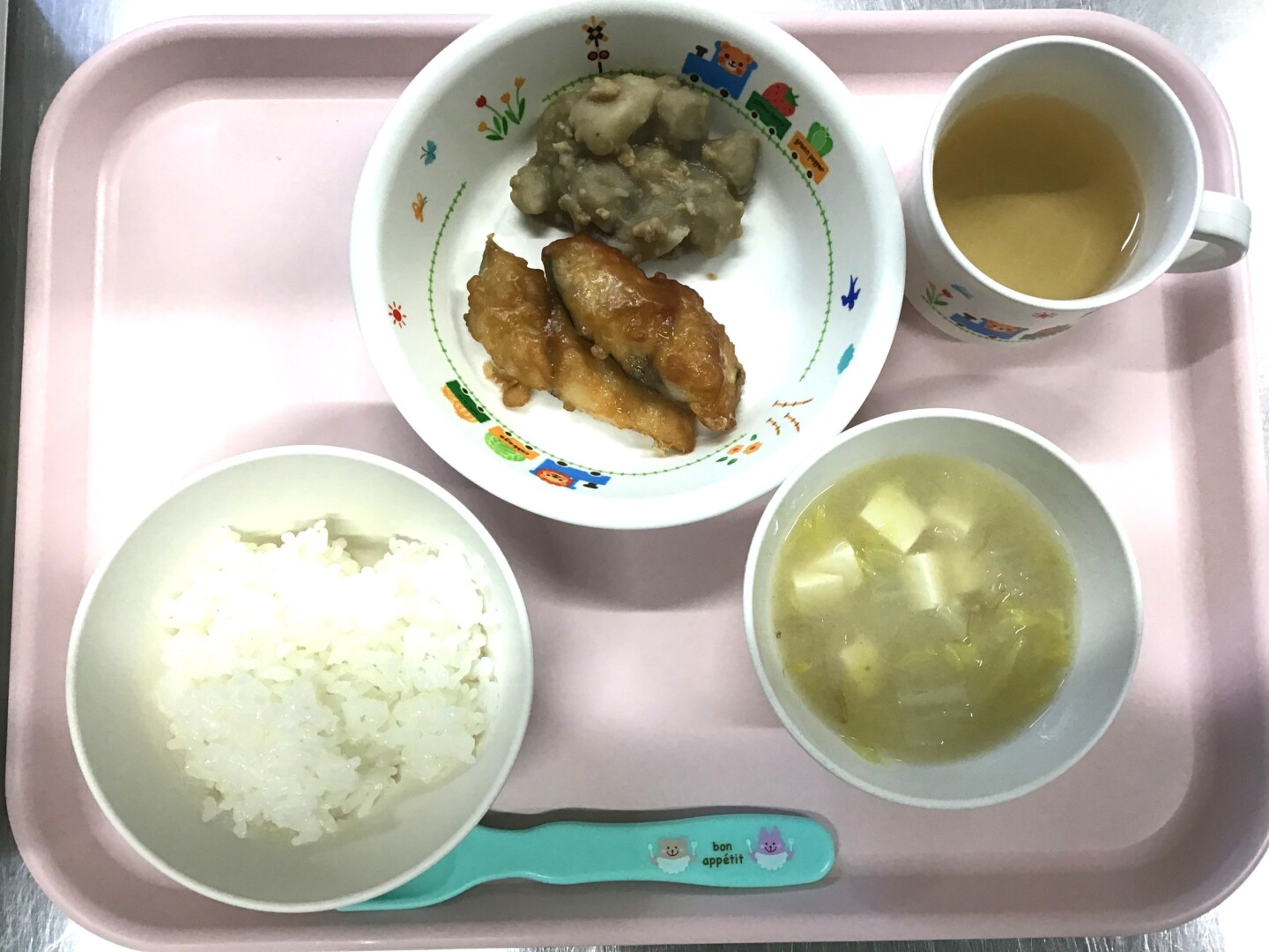 ごはん、サバのたつたあげ、さといものそぼろに、はくさいのみそしる