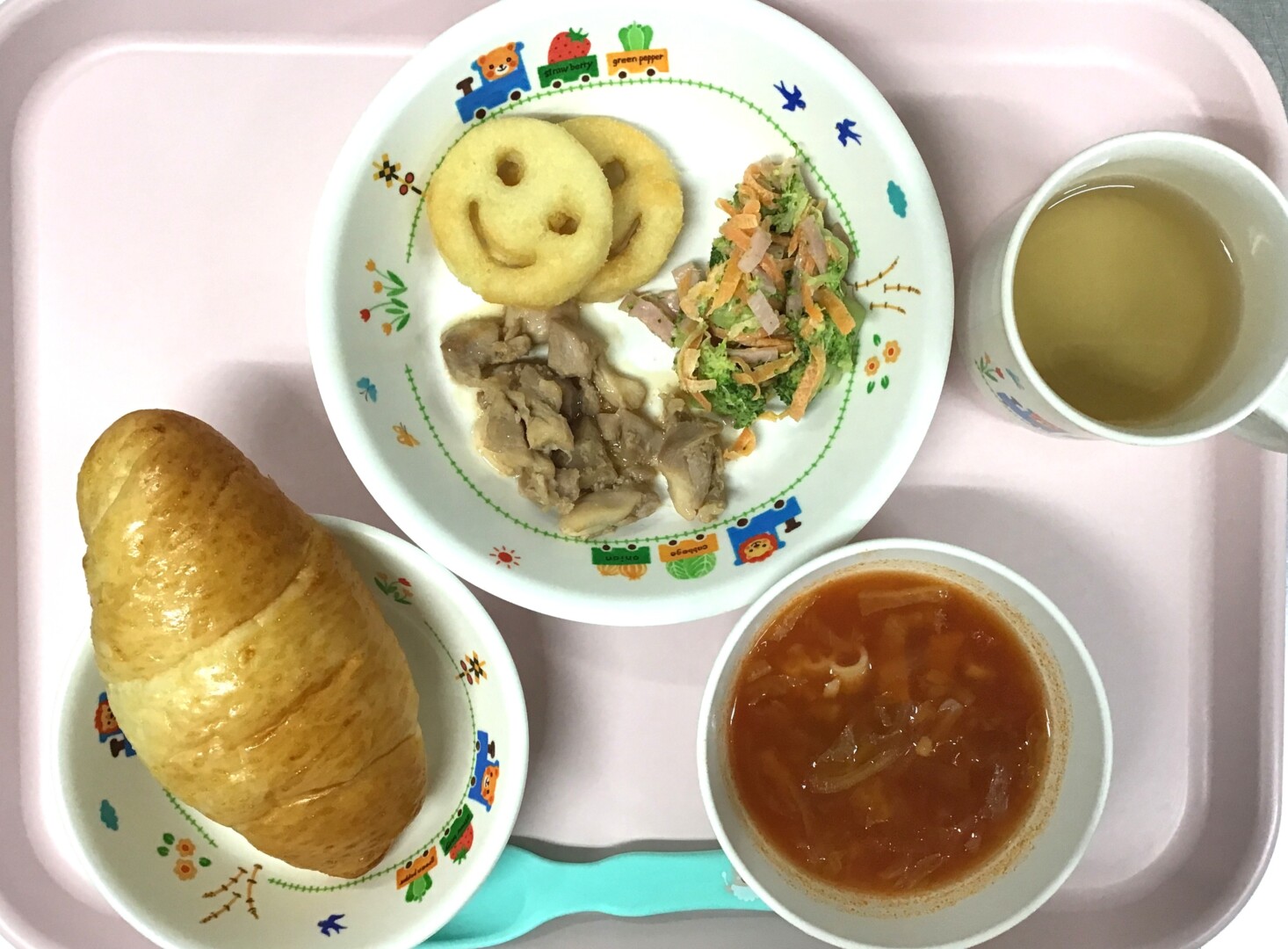 ロールパン、とりのてりやき、ブロッコリーマヨサラダ、スマイルポテト、ミネストローネ