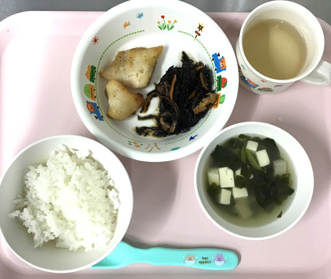 ごはん、あかうおのさいきょうやき、ひじきのにもの、さといものすましじる