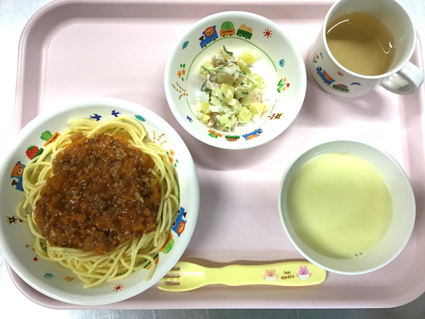 ミートスパゲッティ、さつまいもとチーズのサラダ、コーンスープ