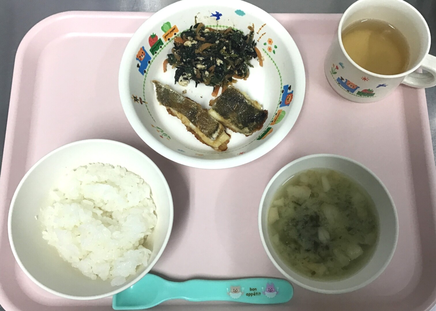 ごはん、かれいのバターしょうゆやき、ひじきのしらあえ、じゃがいものみそしる