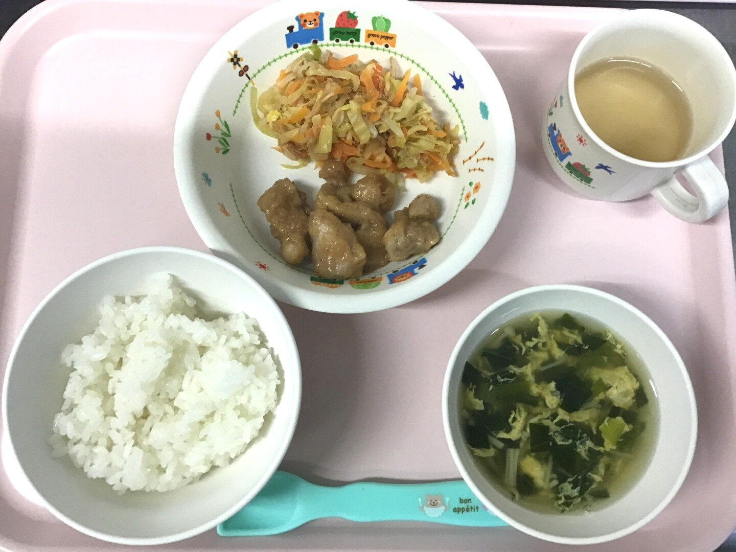 ごはん、とりのごまがらめ、キャベツのドレッシングサラダ、たまごスープ