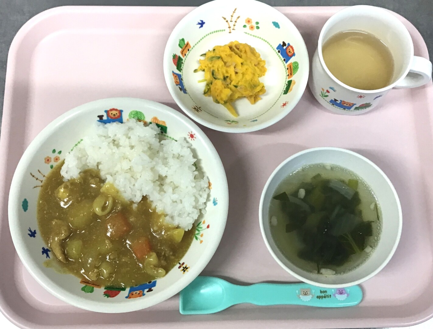 カレーライス、かぼちゃサラダ、こまつなとベーコンのスープ