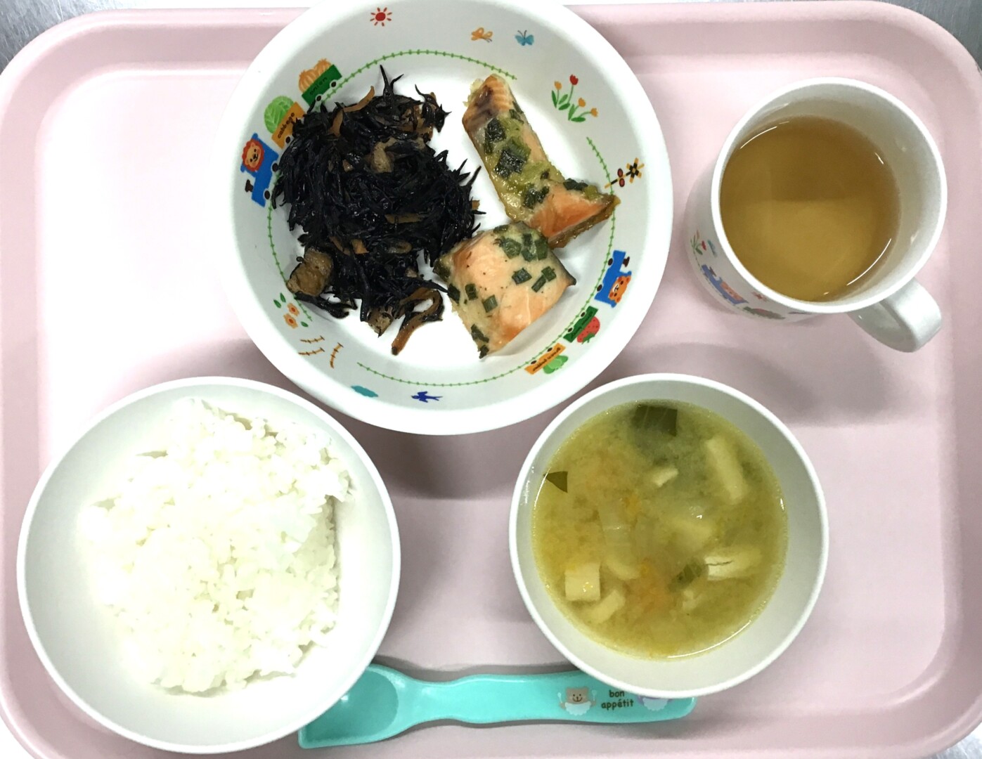 ごはん、さけのみそマヨやき、ひじきのにもの、チンゲンサイのみそしる